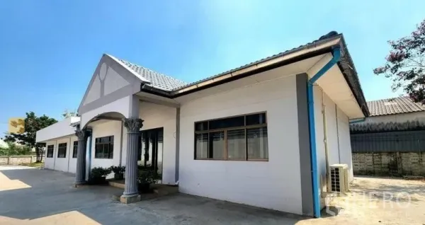 Warehouse for rent in Thanyaburi, Pathum Thani - Single-storey office building beside the warehouse featuring columns and wide windows.