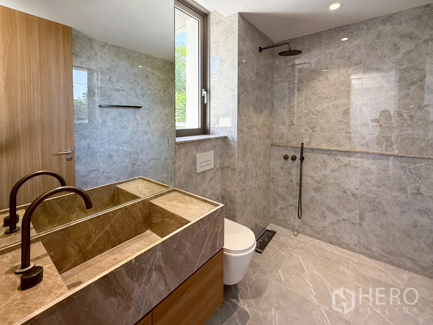 家庭办公室 for rent or sale in Watthana, Bangkok - 大理石浴室，步入式雨淋与悬空台盆。