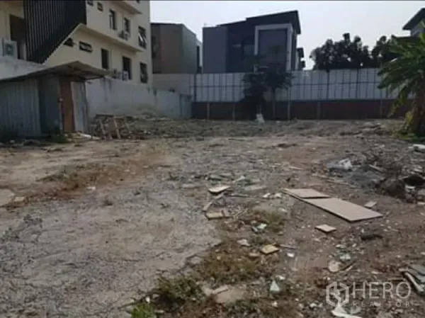 ที่ดิน ให้เช่าในPhra Khanong, Bangkok - ที่ดินว่างเปล่าเกลี่ยระดับแล้ว มีรั้วล้อมและบ้านพักอาศัยใกล้เคียง ในย่านพระโขนง กรุงเทพฯ