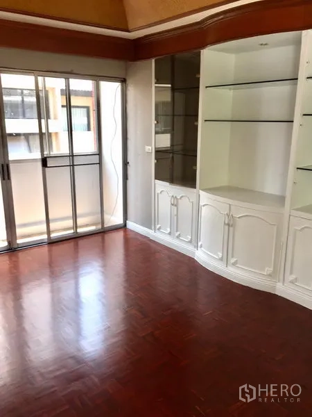 ทาวน์เฮาส์ ให้เช่าในWatthana, Bangkok - ห้องพร้อมตู้โชว์บิลท์อินสีขาว พื้นไม้ปาร์เกต์เงา และทางออกสู่ระเบียง