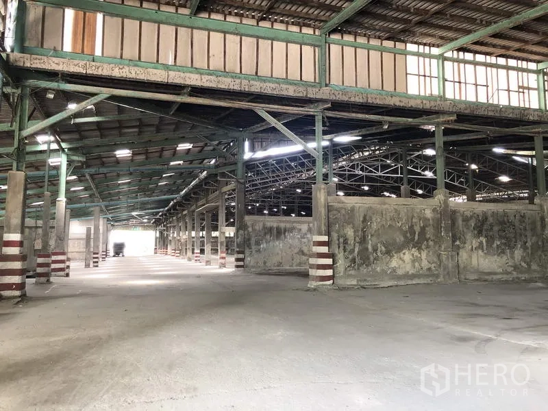 คลังสินค้า ให้เช่าในThanyaburi, Pathum Thani - ส่วนโกดังพร้อมชั้นลอย ผนังคอนกรีตกั้นพื้นที่ และช่องขนถ่ายสินค้าหลายจุด