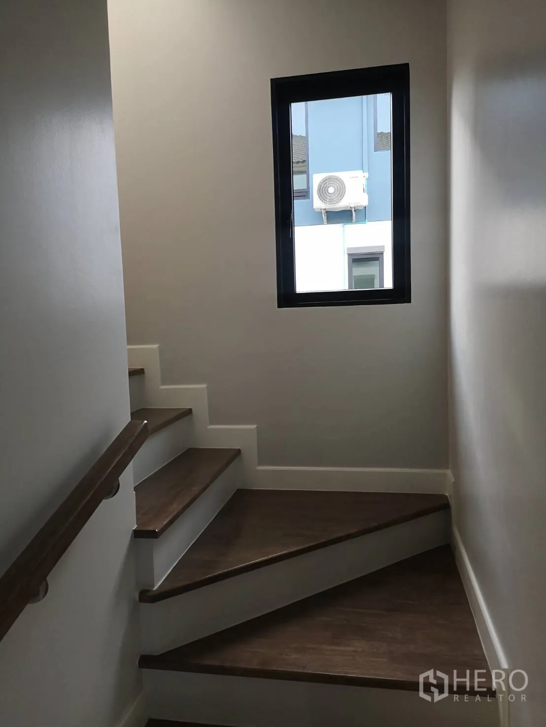 บ้าน ขายในLam Luk Ka, Pathum Thani - บันไดบ้านพร้อมหน้าต่างรับแสงธรรมชาติ ขั้นไม้โทนเข้ม