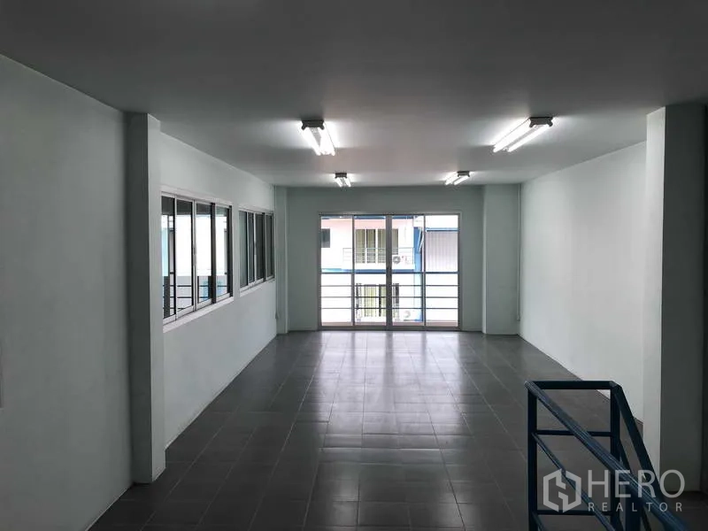 คลังสินค้า ให้เช่าในBang Phli, Samut Prakan - ออฟฟิศชั้นสอง มีระเบียง ประตูกระจกบานเลื่อน และพื้นกระเบื้อง