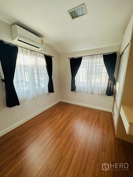 Detached House for sale in Prawet, Bangkok - Corner bedroom with two windows, AC and wardrobe.