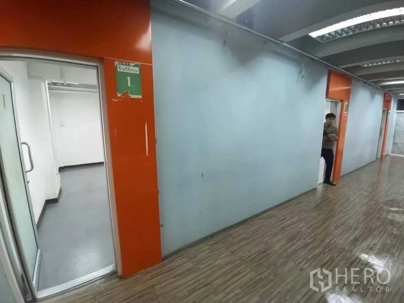 สำนักงาน ให้เช่าในRatchathewi, Bangkok - โถงทางเดินพื้นลายไม้ กรอบประตูสีส้ม เชื่อมต่อหลายห้องทำงาน