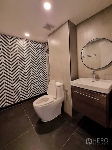 คอนโด ขายในChatuchak, Bangkok - ห้องน้ำสไตล์โมเดิร์น ผนังลายก้างปลา กระจกกลม อ่างลอย และโถสุขภัณฑ์