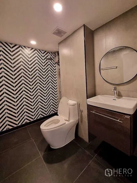 คอนโด ขายในChatuchak, Bangkok - ห้องน้ำสไตล์โมเดิร์น ผนังลายก้างปลา กระจกกลม อ่างลอย และโถสุขภัณฑ์