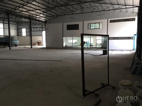 货栈 出租在Saphan Sung, Bangkok - 宽敞仓库内部，高挑钢结构屋顶、混凝土地面，带玻璃窗的内置办公区。