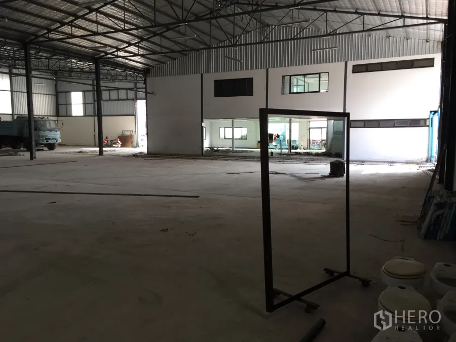 货栈 出租在Saphan Sung, Bangkok - 宽敞仓库内部，高挑钢结构屋顶、混凝土地面，带玻璃窗的内置办公区。