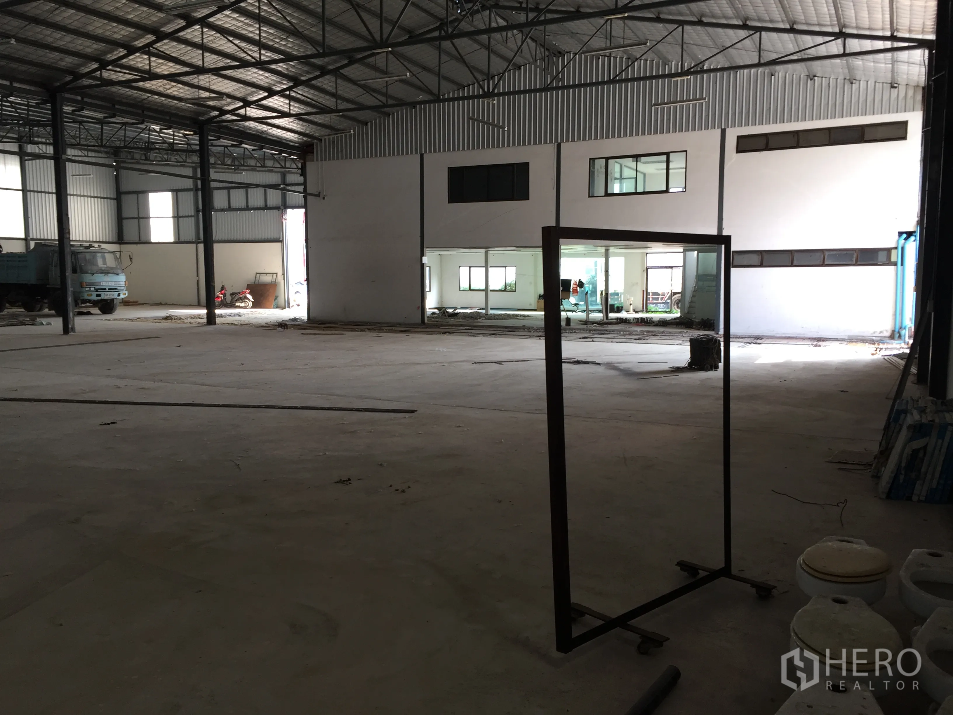 货栈 出租在Saphan Sung, Bangkok - 宽敞仓库内部，高挑钢结构屋顶、混凝土地面，带玻璃窗的内置办公区。