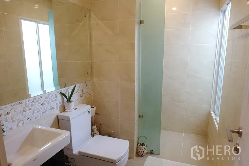 บ้าน ขายในMin Buri, Bangkok - ห้องน้ำร่วมสมัย พร้อมโถงอาบน้ำกระจก อ่างล้างหน้า และผนังปูกระเบื้อง