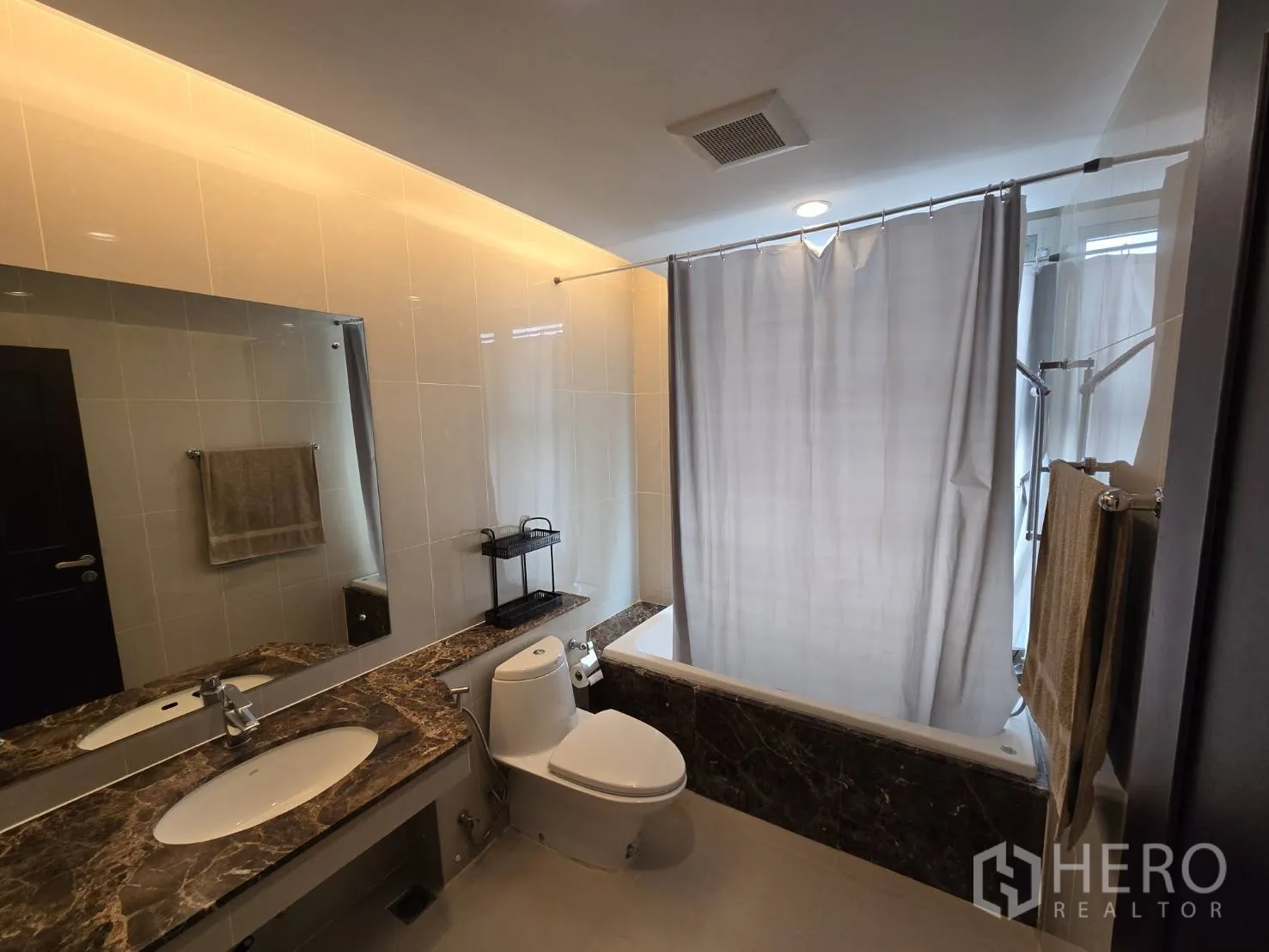 คอนโด for rent or sale in Watthana, Bangkok - ห้องนอนเตียงคิงไซซ์ พื้นไม้ และชั้นวางของ.