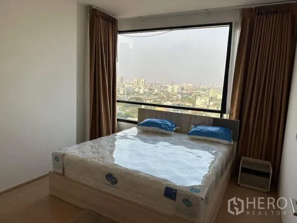 คอนโด ให้เช่าในWatthana, Bangkok - ห้องนอนอีกมุมพร้อมหน้าต่างพาโนรามาและวิวเมืองกว้าง