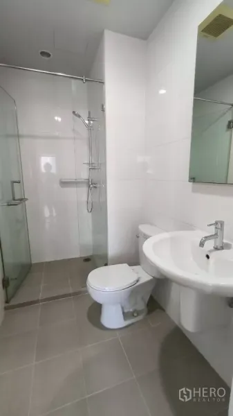 คอนโด ให้เช่าในWatthana, Bangkok - ห้องน้ำอีกห้องมีพื้นที่อาบน้ำแบบวอล์กอิน อ่างล้างหน้าแบบกลม และพื้นกระเบื้องสีเทาอ่อน