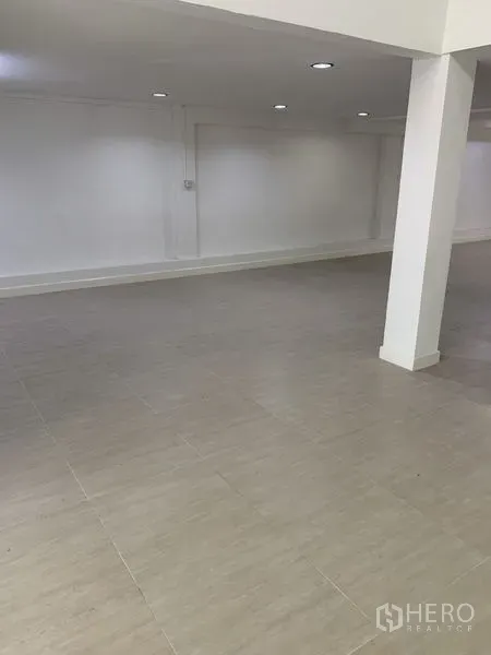 店屋 出租在Bang Na, Bangkok - 宽敞开放楼层，承重柱与平整瓷砖地，待二次装修。