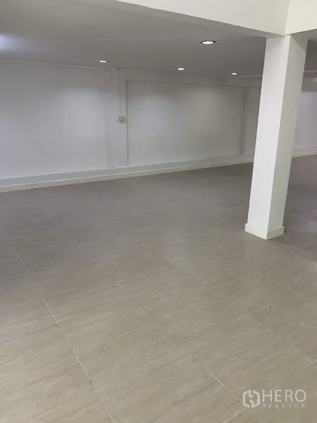 店屋 出租在Bang Na, Bangkok - 宽敞开放楼层，承重柱与平整瓷砖地，待二次装修。