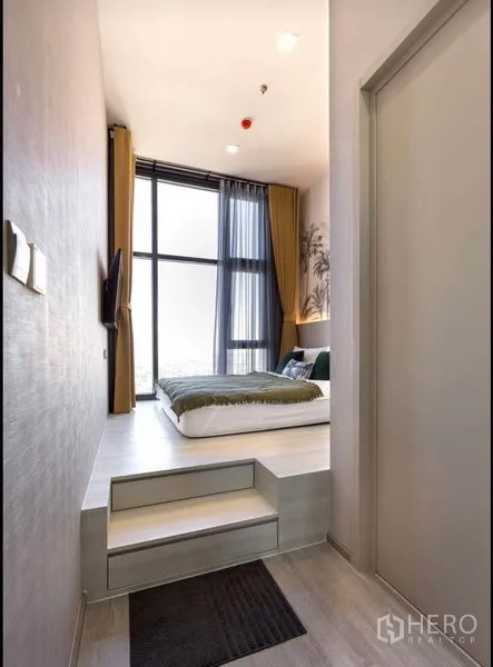 公寓 出租在Phra Khanong, Bangkok - 入口走廊设台阶通往卧室，配高窗采光。