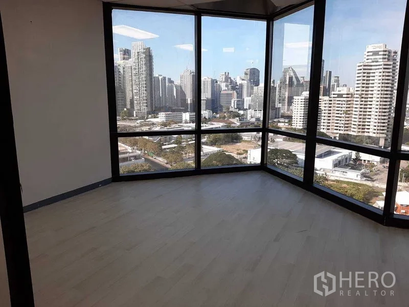 สำนักงาน ให้เช่าในKhlong Toei, Bangkok - ห้องมุมกระจก รับแสงธรรมชาติพร้อมวิวเมืองแบบพาโนรามา