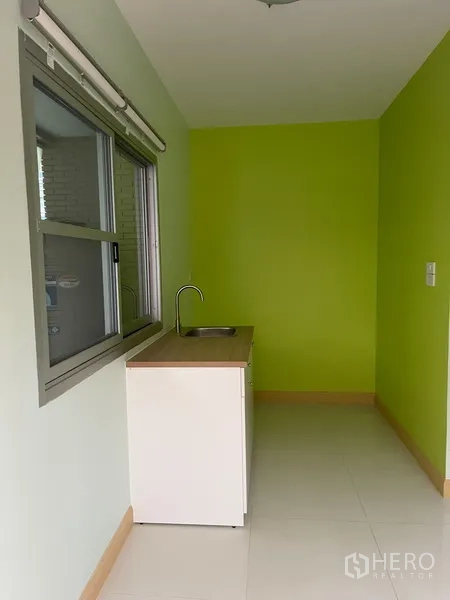 ทาวน์เฮาส์ ให้เช่าในKhlong Toei, Bangkok - มุมแพนทรีขนาดกะทัดรัด อ่างล้างจาน หน้าต่างบานเลื่อน และผนังสีเขียว