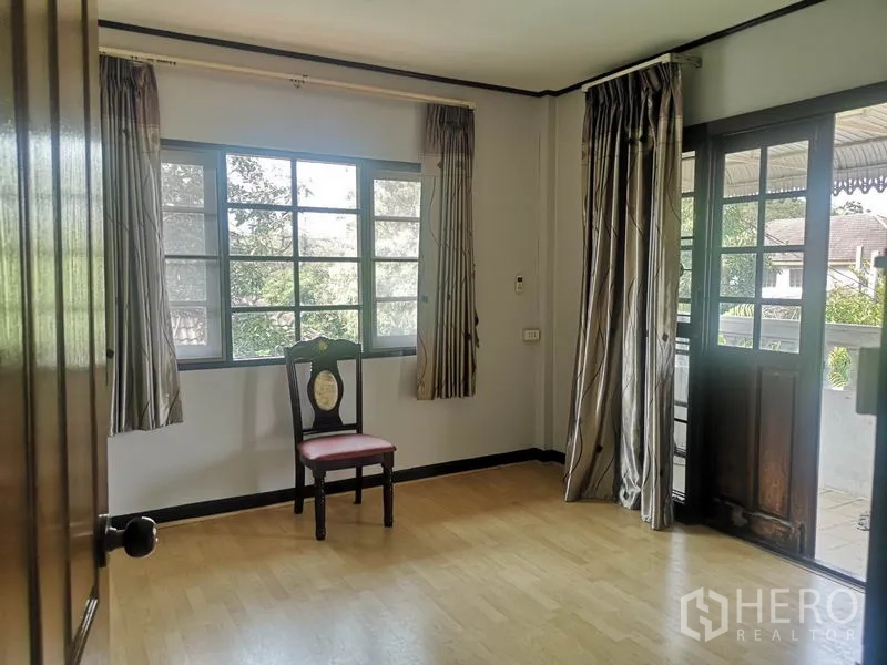 独立式住宅 出售 - 楼上房间，大窗与通向带顶阳台的门。