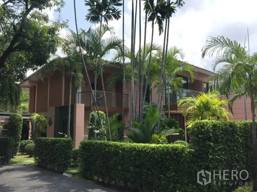 Detached House for rent in Sathon, Bangkok - Two-storey detached house in Sathon surrounded by tall palms and manicured hedges