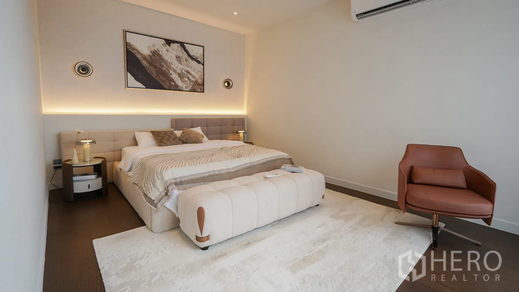 独立式住宅 出租或出售在Bang Kapi, Bangkok - 明亮卧室一角，落地窗旁的现代单椅。