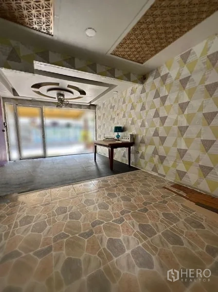 พื้นที่ขายปลีก ให้เช่าในWatthana, Bangkok - ภายในร้านค้าขนาดกะทัดรัด พื้นกระเบื้องลายหิน เพดานเล่นระดับ และหน้าร้านกระจกเต็มบาน
