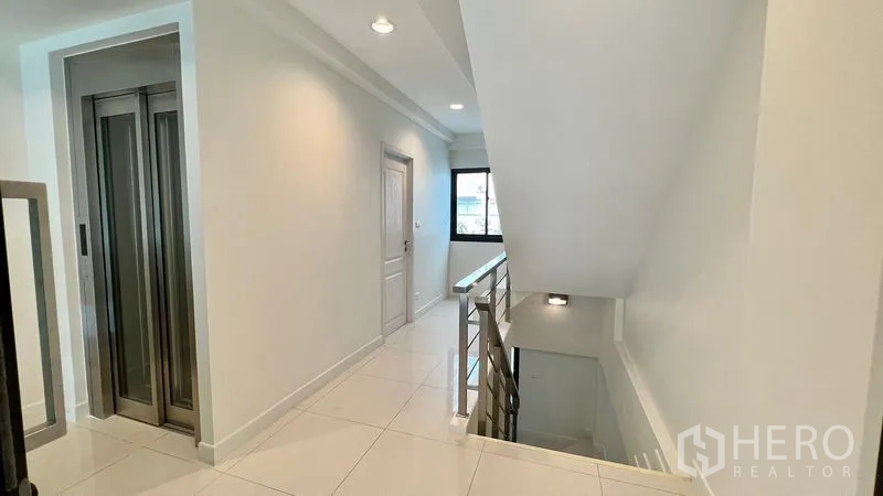 อาคารพาณิชย์ ให้เช่า - โถงชั้นลิฟต์ผู้โดยสารติดบันได พื้นกระเบื้องสีขาว