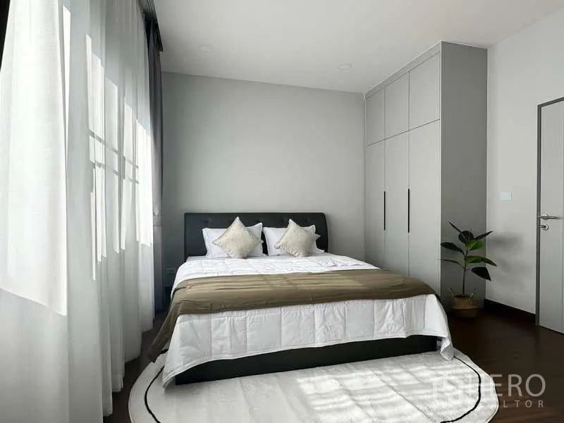 บ้าน ให้เช่าในBang Phli, Samut Prakan - ห้องนอนพร้อมหน้าต่างกว้าง ตู้เสื้อผ้าบิลต์อิน และสไตล์มินิมอล