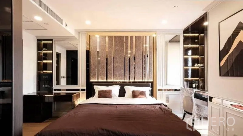 คอนโด ให้เช่าในBang Rak, Bangkok - ห้องนอนหรูหราพร้อมหัวเตียงกรอบทอง ตู้ชั้นบิวท์อิน และโต๊ะเครื่องแป้ง