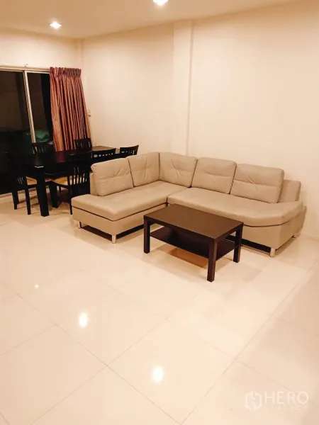 ทาวน์เฮาส์ ให้เช่าในSuan Luang, Bangkok - ห้องนั่งเล่นและทานอาหารแบบโอเพ่น พร้อมโซฟาเข้ามุม โต๊ะกลาง และประตูกระจกเลื่อน