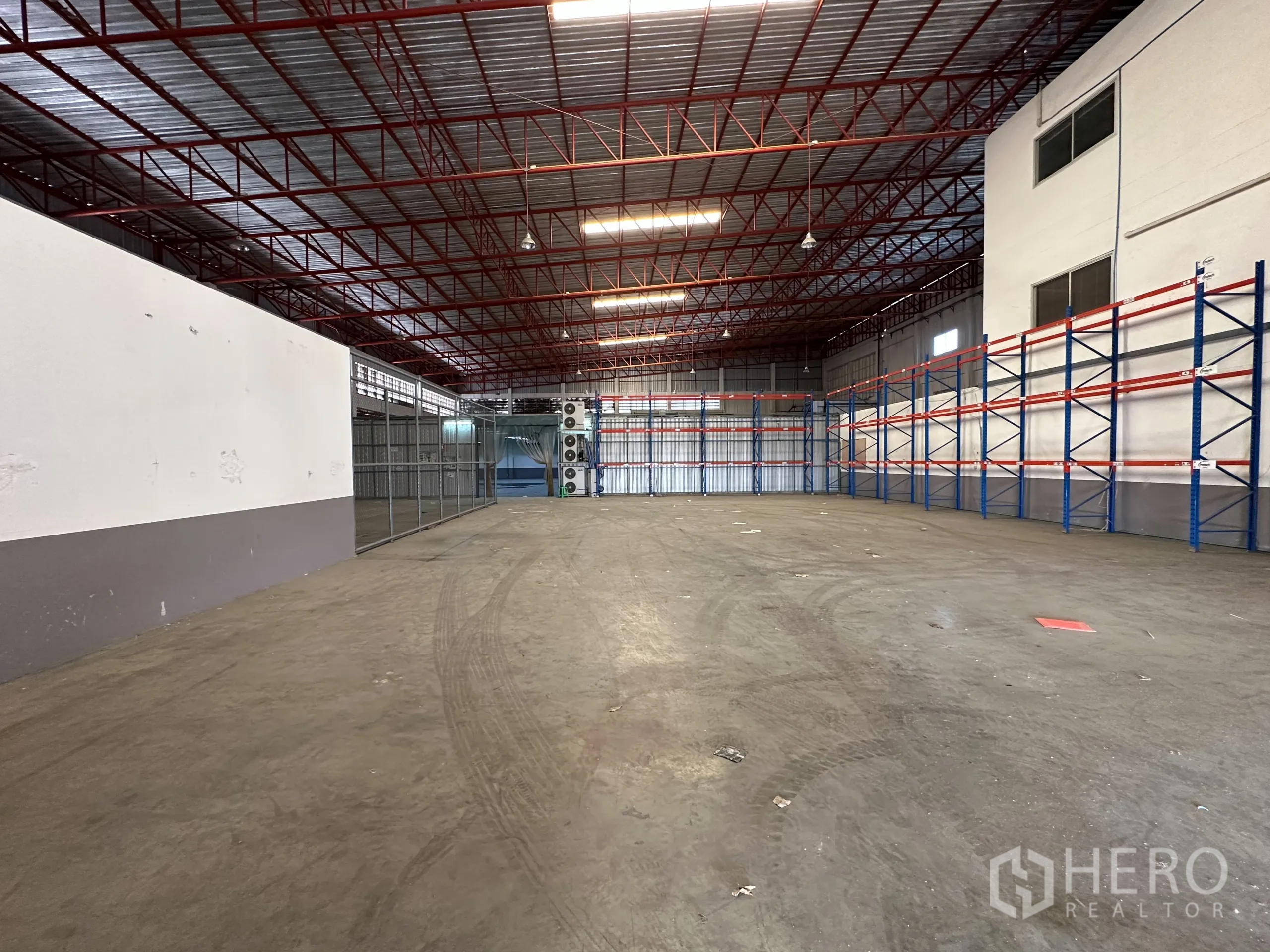 โรงงาน ให้เช่า - พื้นที่โกดังโล่งพร้อมชั้นวางพาเลทและโซนรั้วเก็บของ