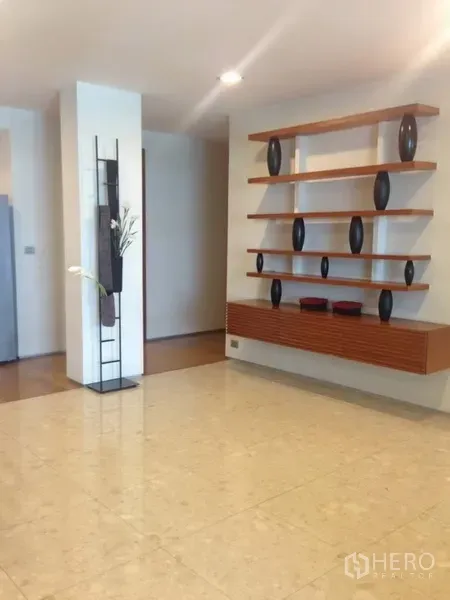 คอนโด ให้เช่าหรือขายในKhlong Toei, Bangkok - โถงทางเข้าพร้อมชั้นวางของบิวท์อินไม้และพื้นกระเบื้องมันวาว