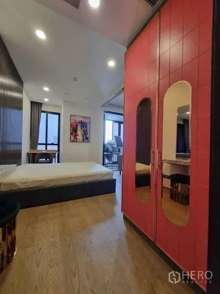 公寓 出租在Bang Rak, Bangkok - 卧室配红色衣柜、木地板与大窗