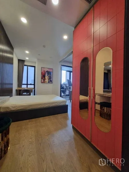 公寓 出租在Bang Rak, Bangkok - 卧室配红色衣柜、木地板与大窗