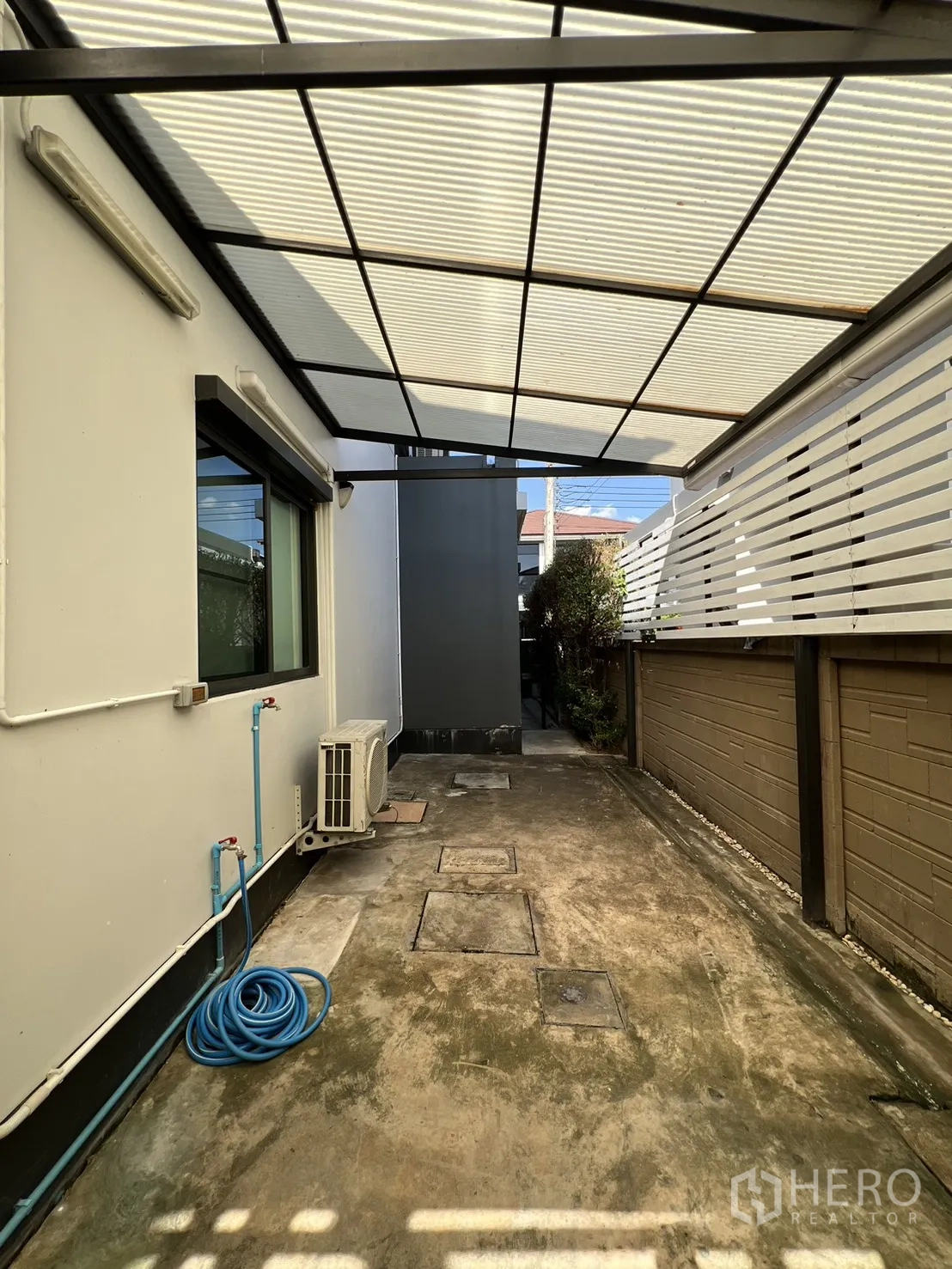 独立式住宅 出售在Bang Kapi, Bangkok - 后院服务区，蓄水罐与聚碳顶棚。