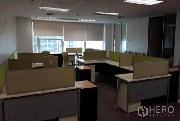 Office Space for rent in Bang Rak, Bangkok - Open-plan workspace with modular desks, task chairs and window blinds in a high-rise office.