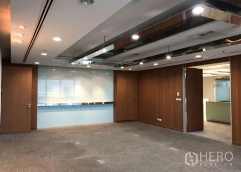 办公空间 出租在Phaya Thai, Bangkok - 会议室，嵌入式照明、木质门与可书写玻璃墙。