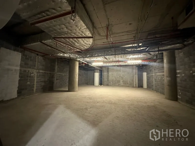 พื้นที่ขายปลีก ให้เช่า - พื้นที่ค้าปลีกสภาพเปลือย พื้นที่เปิดโล่ง เสาคอนกรีต ระบบท่อและสปริงเกลอร์โชว์