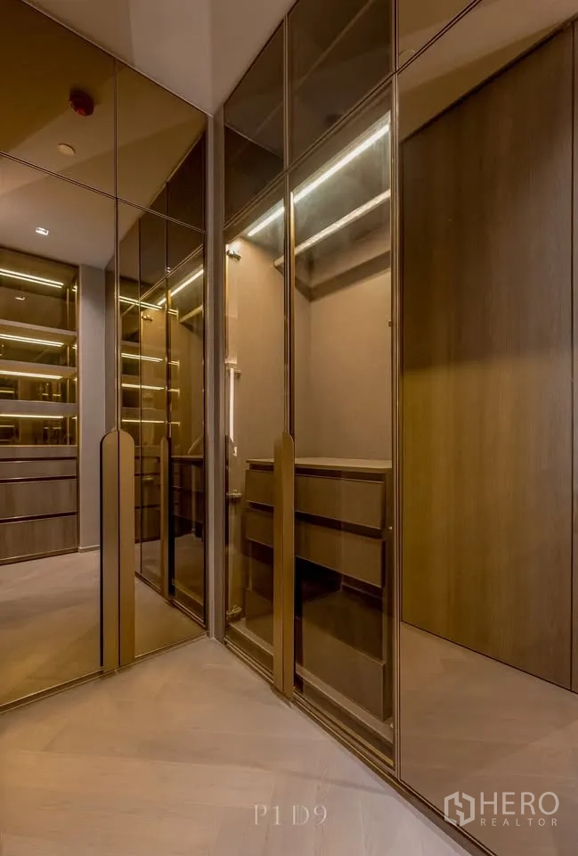 คอนโด for rent in Sathon, Bangkok - วอล์กอินโคลเซ็ตบานกระจกพร้อมลิ้นชักบิวท์อิน