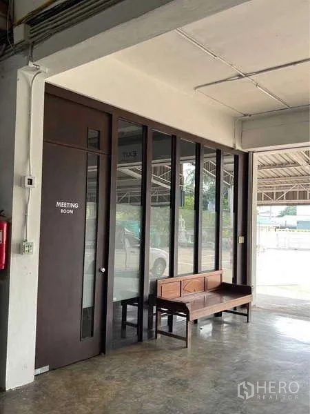 货栈 出售在Bang Bua Thong, Nonthaburi - 装卸区旁的玻璃门会议室，外设木长凳。