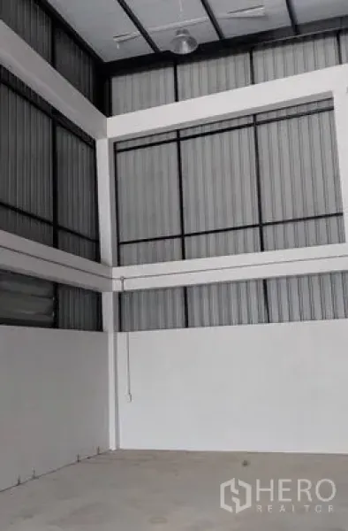 货栈 出租在Lam Luk Ka, Pathum Thani - 仓库内部，高挑屋顶，金属墙板与通风窗