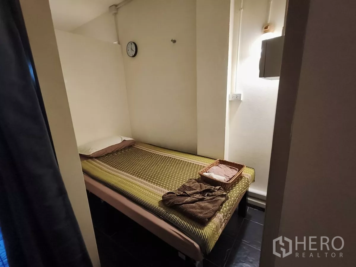 店屋 出租在Watthana, Bangkok - 小型私密理疗室，单人床垫与床品齐全。