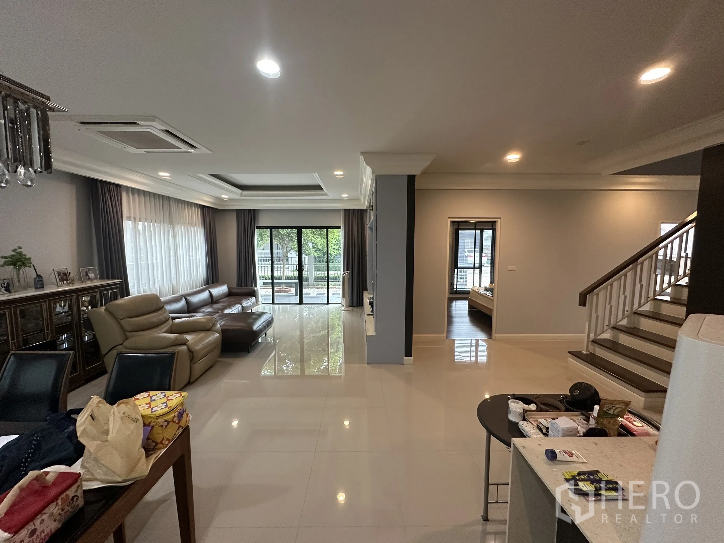 บ้าน ให้เช่าในLam Luk Ka, Pathum Thani - พื้นที่ชั้นล่างแบบเปิด เชื่อมห้องนั่งเล่น ประตูกระจก และบันได