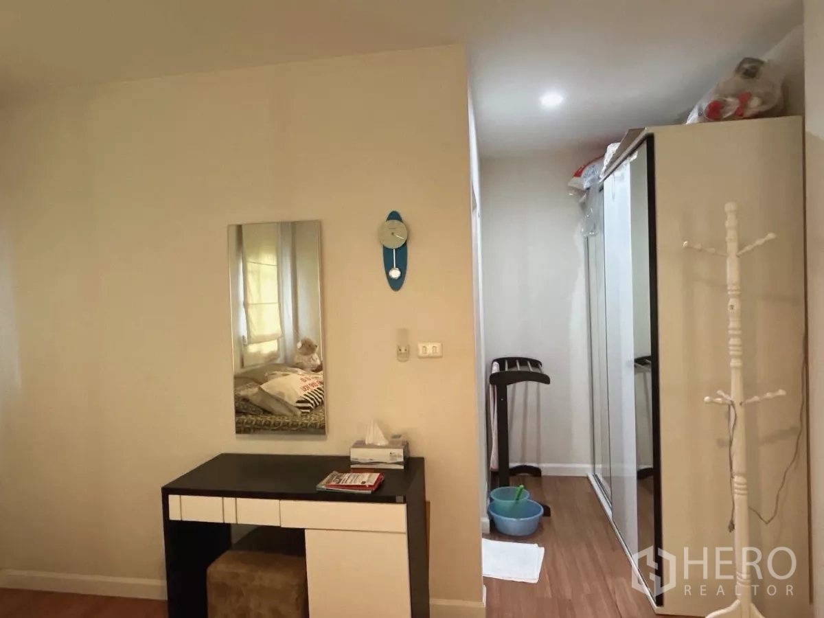 บ้าน ขายในBang Kapi, Bangkok - มุมแต่งตัวพร้อมกระจกและตู้เสื้อผ้าข้างห้องนอนใหญ่