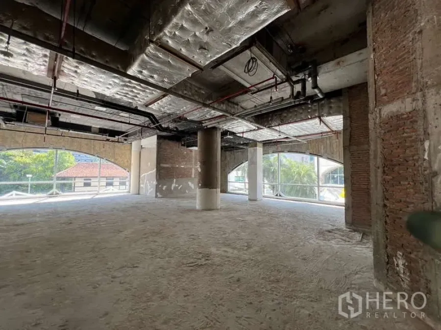 พื้นที่ขายปลีก ให้เช่า - พื้นที่ร้านค้ากว้าง เพดานสูง ระบบ MEP โชว์ และกระจกโค้งหันสู่ถนนพร้อมวิวสีเขียว