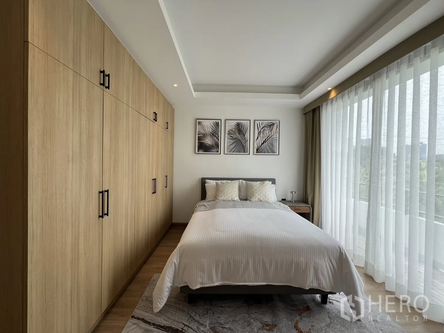 Townhouse for sale in Watthana, Bangkok - Guest bedroom with work desk, air conditioning and a large window.