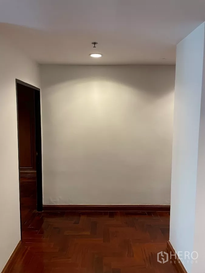 คอนโด ขายในWatthana, Bangkok - พื้นที่โถงว่าง ผนังสีขาวและพื้นไม้ลายก้างปลา