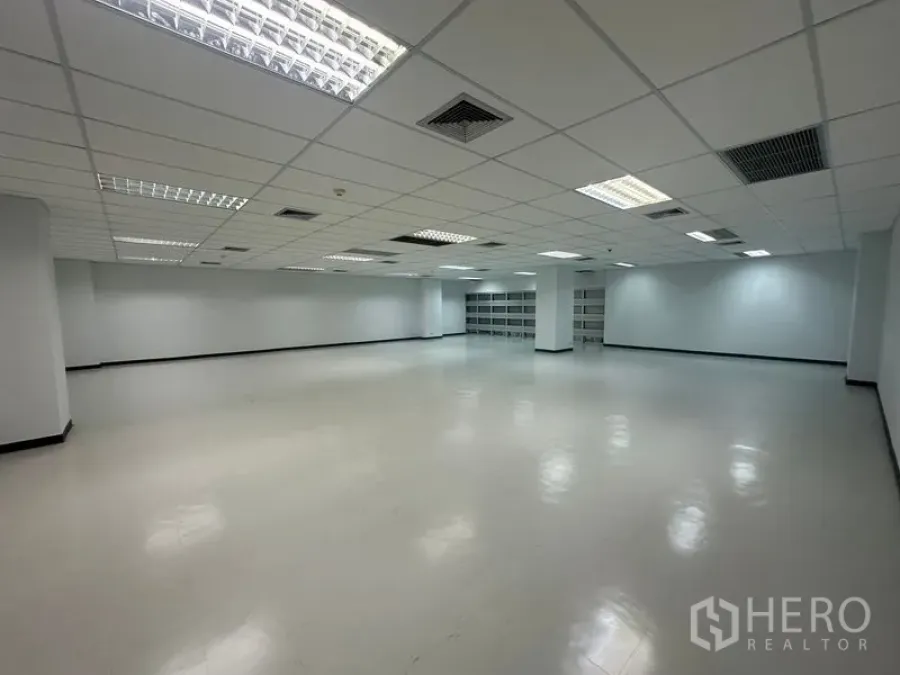 办公空间 出租在Bang Rak, Bangkok - 大面积办公室，格栅天花、通风口与整墙储物架，布局灵活多变。