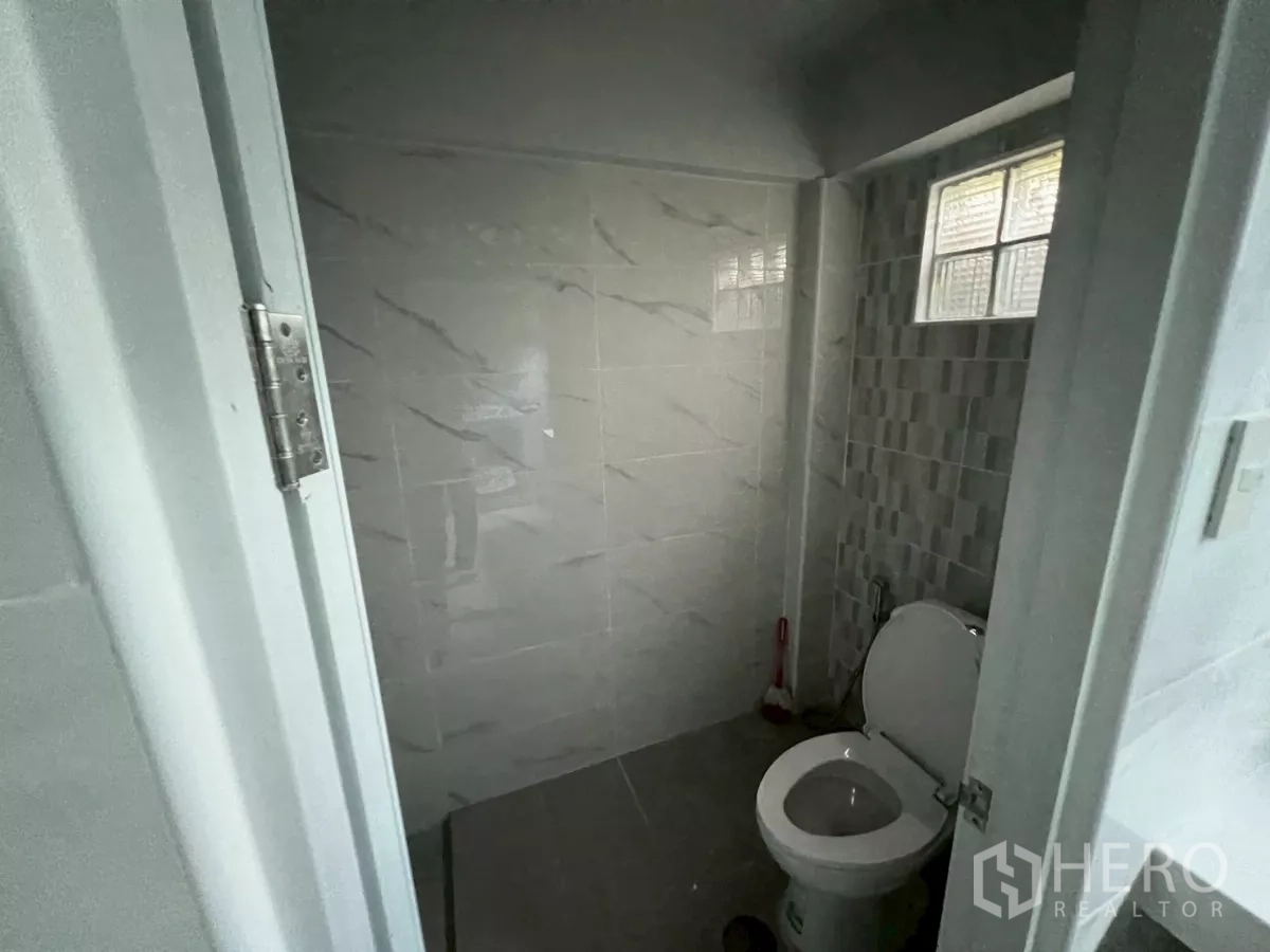 อาคารพาณิชย์ ให้เช่าในKhlong Toei, Bangkok - ห้องน้ำขนาดกะทัดรัด ผนังกระเบื้อง สุขภัณฑ์ และช่องลมบล็อกแก้ว.